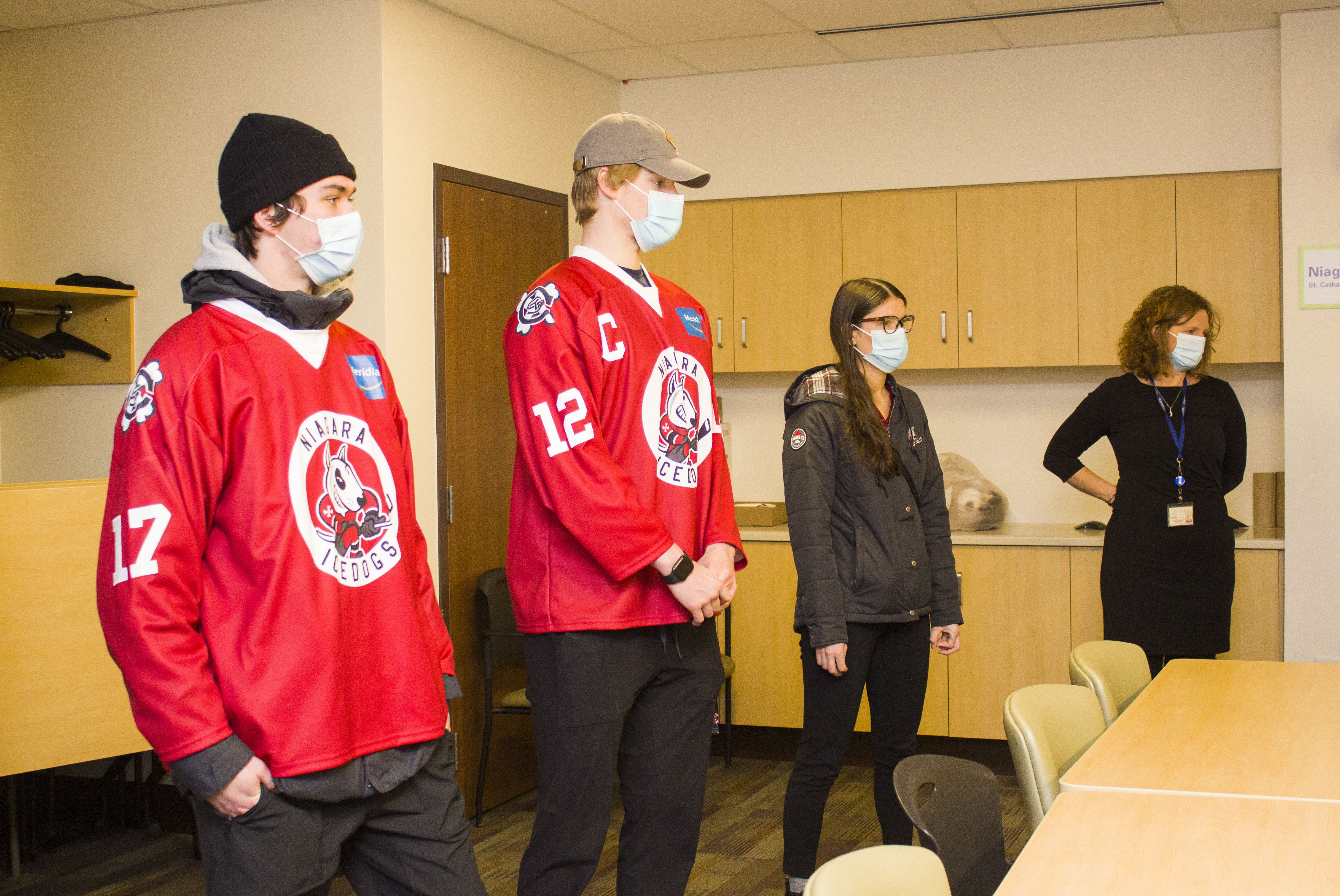 Niagara IceDogs players Cameron Butler (Captain) and Cameron Peters, along with Niagara Regional Police (NRP) Deputy Chief Brett Flynn and Tarryn Anderson from Victim Services Niagara, delivered 125 teddy bears Tuesday morning to Niagara Health’s St. Catharines Site for patients in the Children’s Unit.