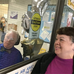 L’équipe de l’USP aide un couple à célébrer son 50e anniversaire